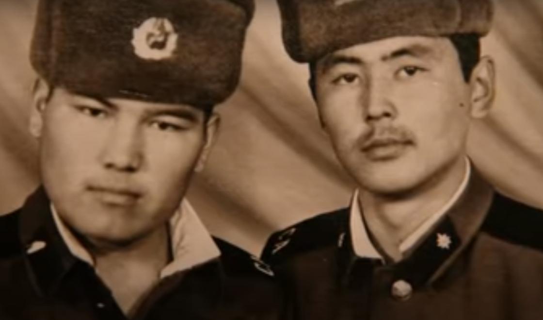 Двое юношей (Кайрат Рыскулбеков и его сослуживец) в солдатских формах