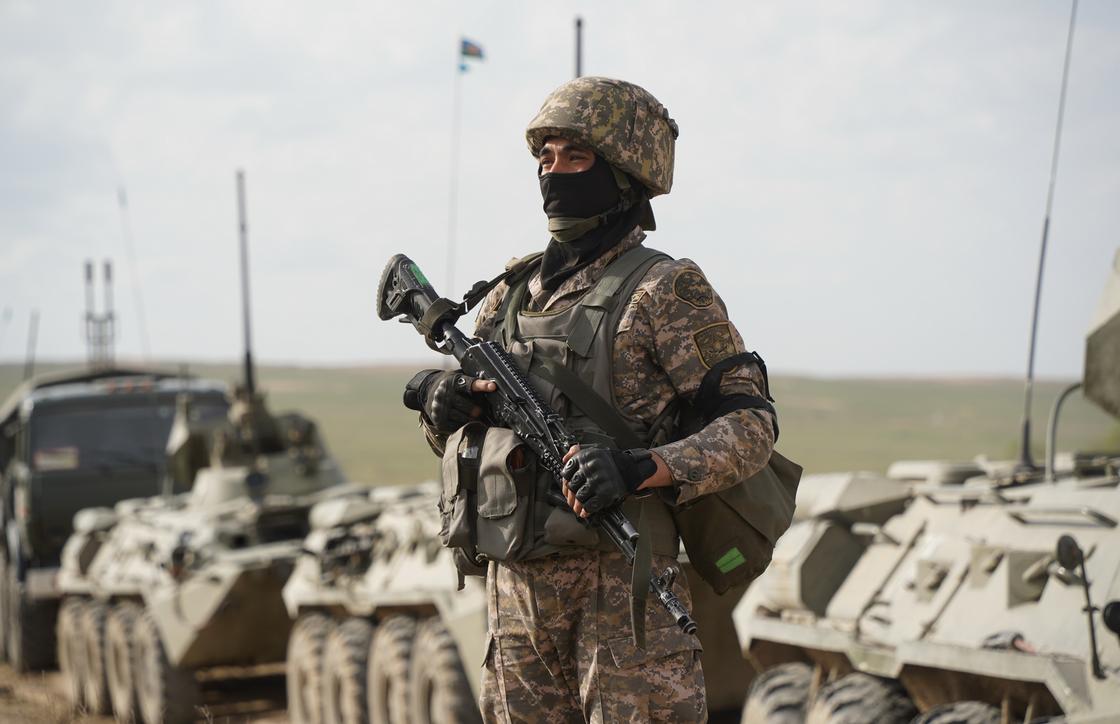 Военный стоит возле танков