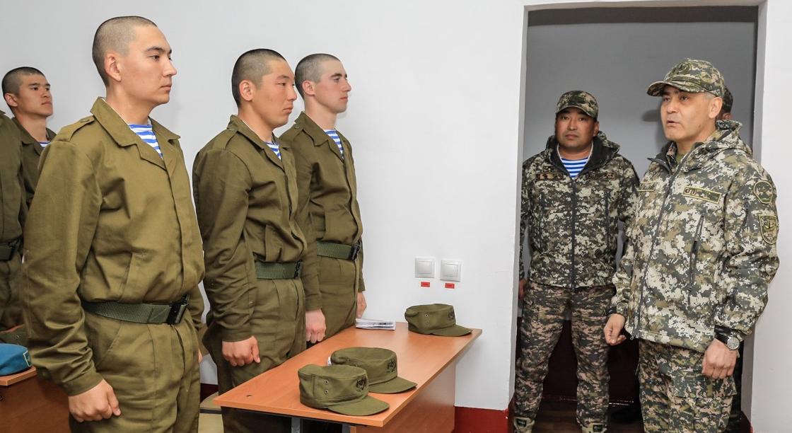 Министр обороны посетил соединения и части Алматинской области