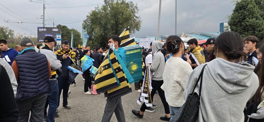 Порно эротика секс ххх видео Кішкентай Қызыл телпек және үлкен мүшесі Монохромды порнографиялық суреттер