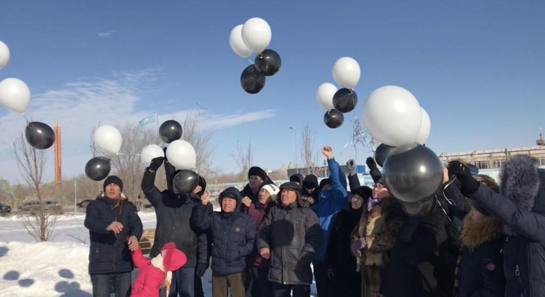 Актюбинцы запустили в небо воздушные шары в память о погибших в Астане детях (фото)