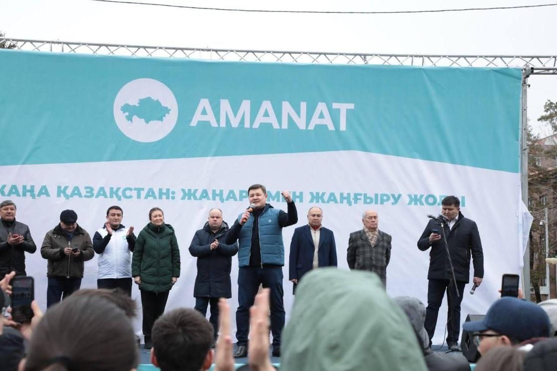 Партия AMANAT провела митинг в поддержку послания президента