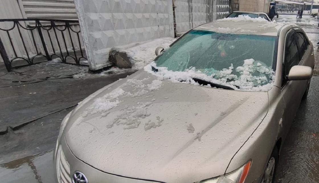 Глыба рухнула на авто в Павлодаре
