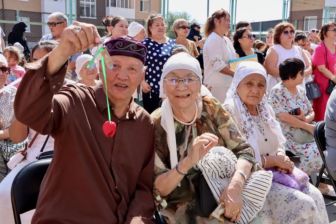 Вручение ключей от новых квартир жителям города Сатпаев