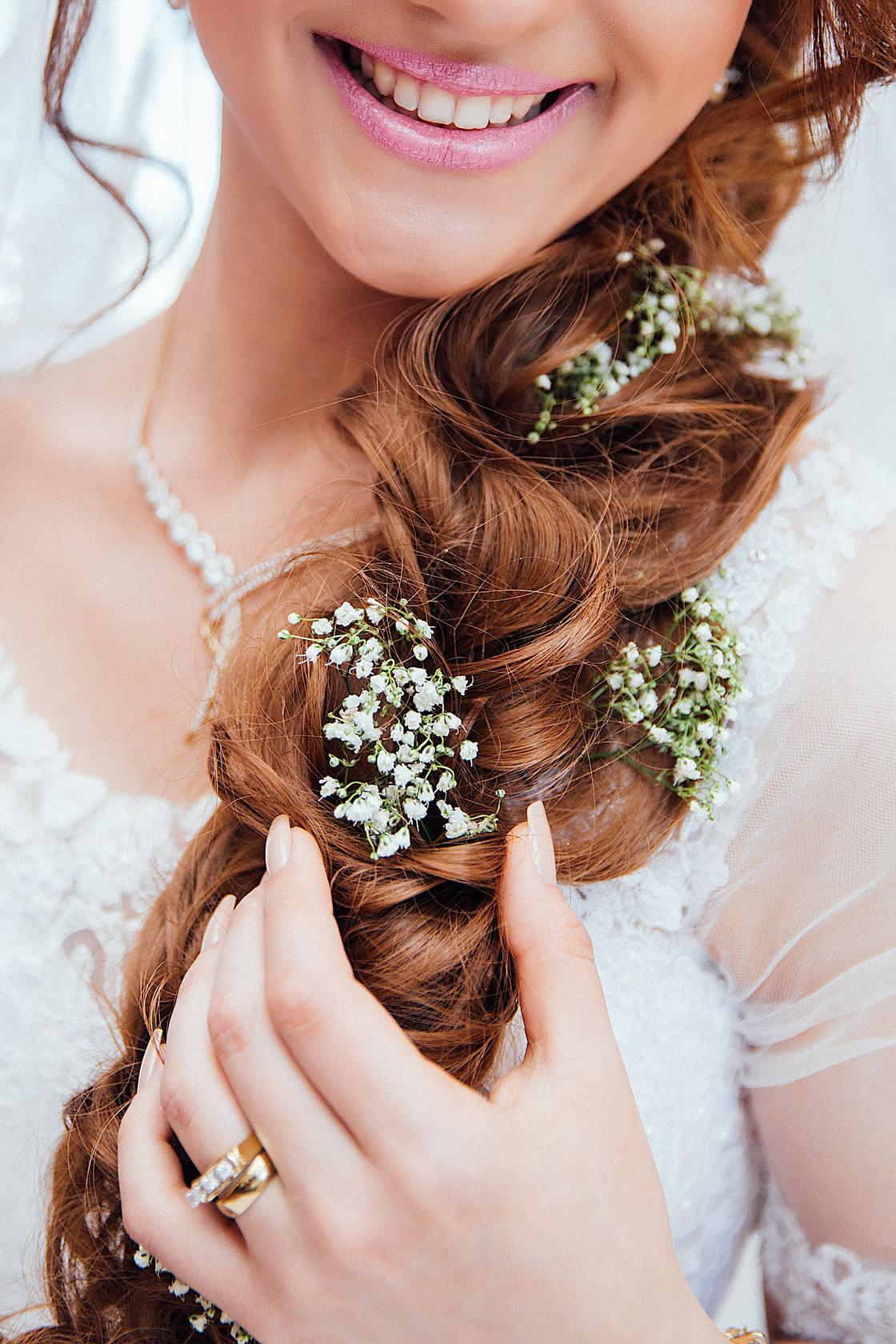 Прическа невесты — коса, украшенная цветами