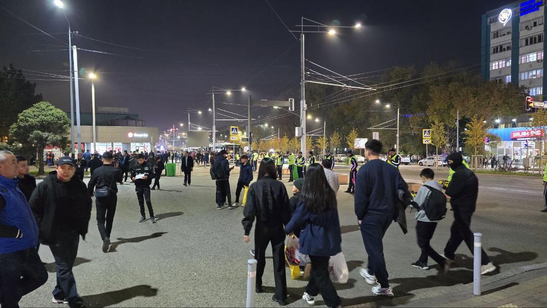 Перед Центральным стадионом Алматы