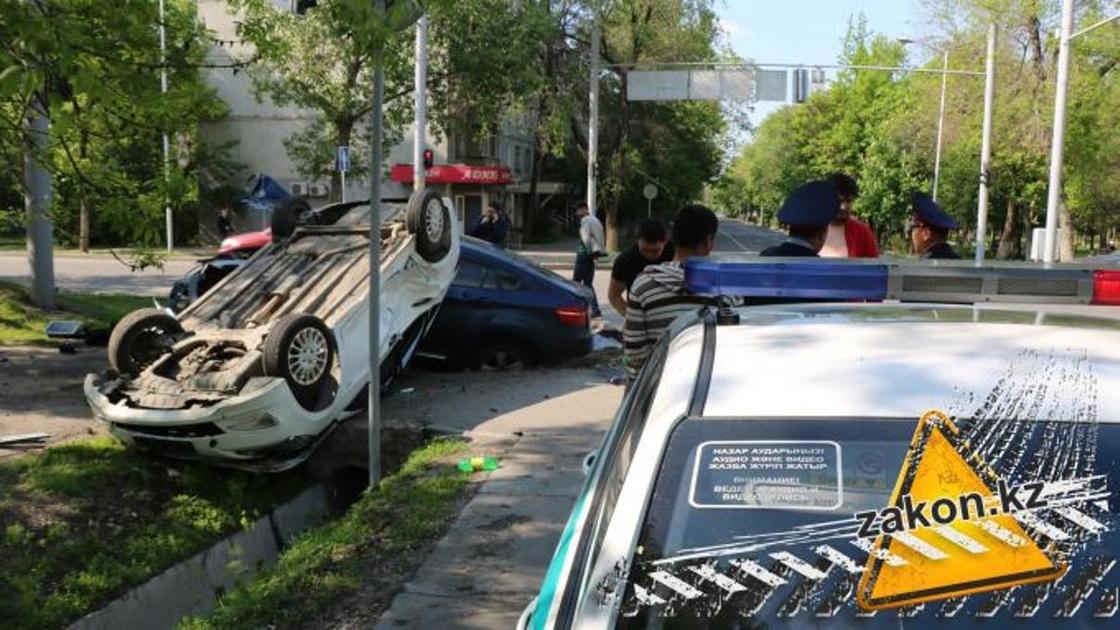 ДТП в Алматы: один автомобиль снес светофор, другой перевернулся на крышу (фото)