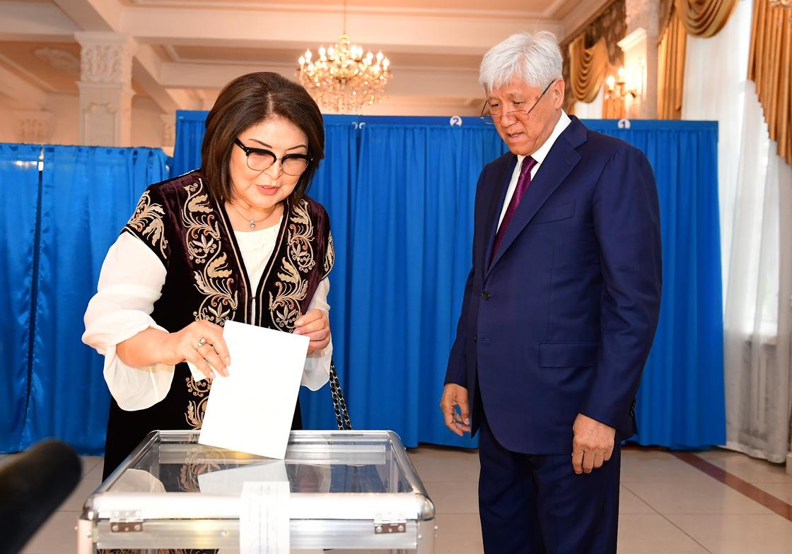 Аким Жетысу вместе с супругой проголосовал на выборах (фото)