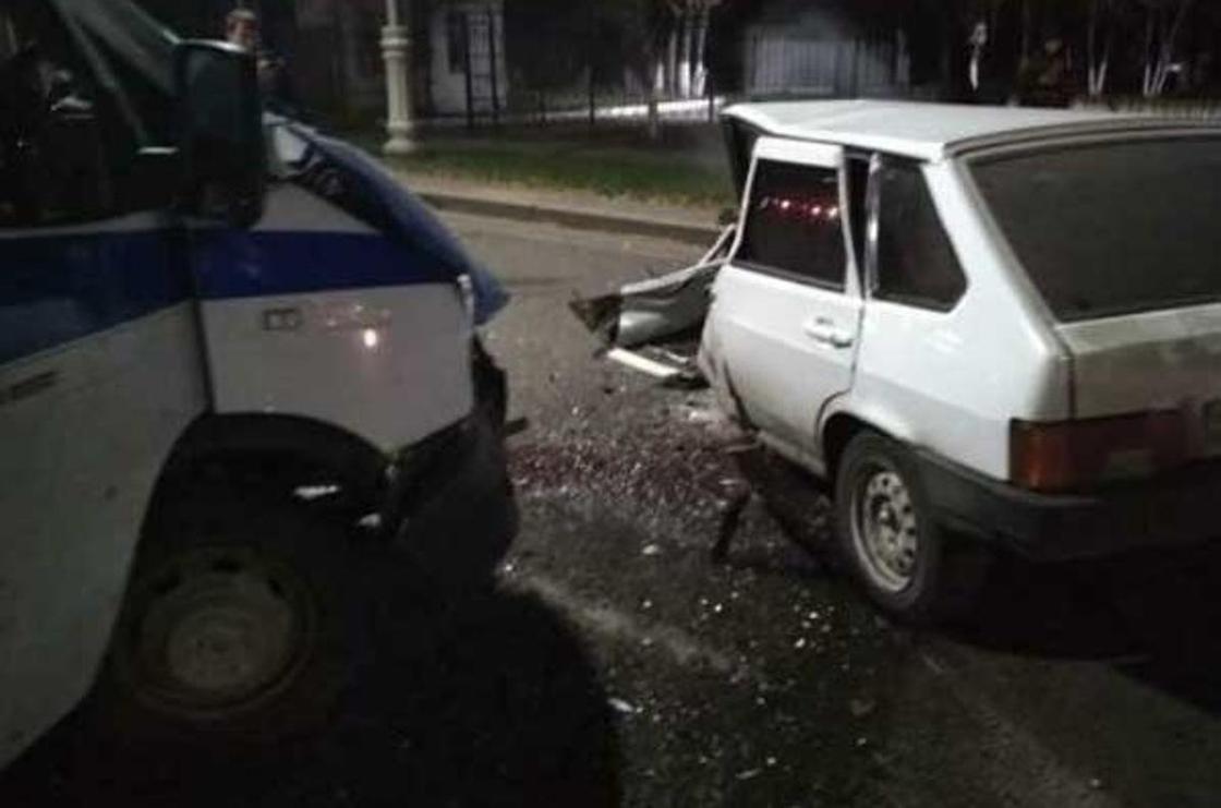 Полицейскую машину разбил пьяный водитель в Караганде (фото)