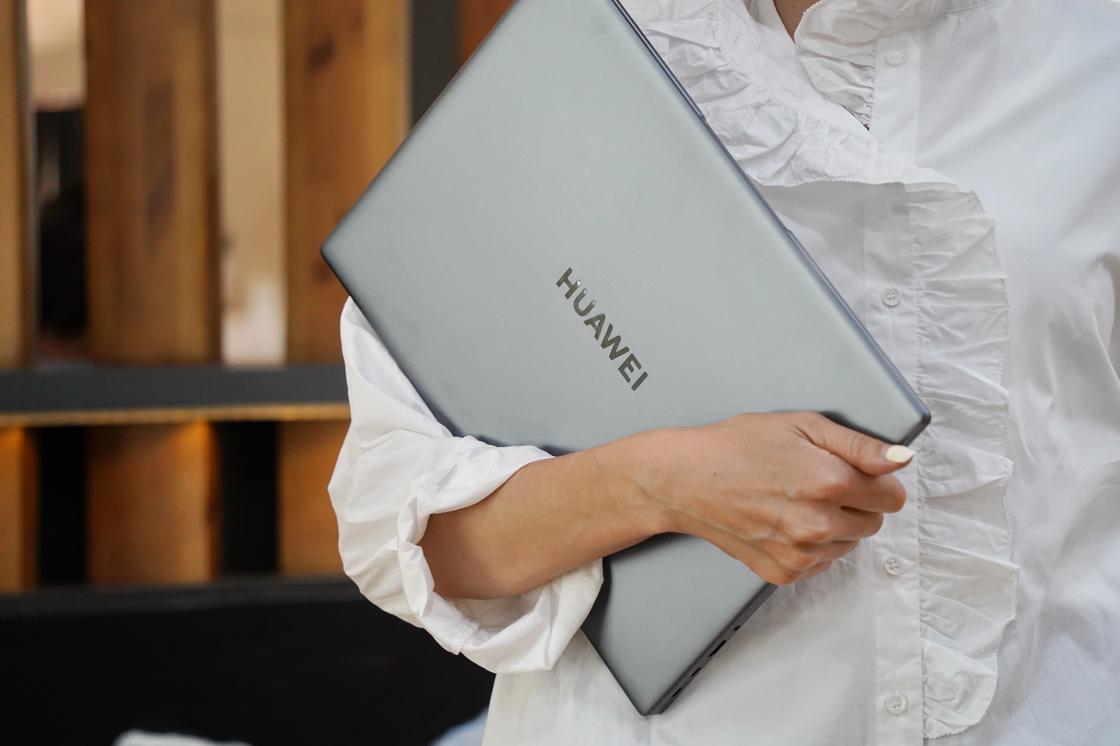 Девушка держит ноутбук HUAWEI MateBook 16s