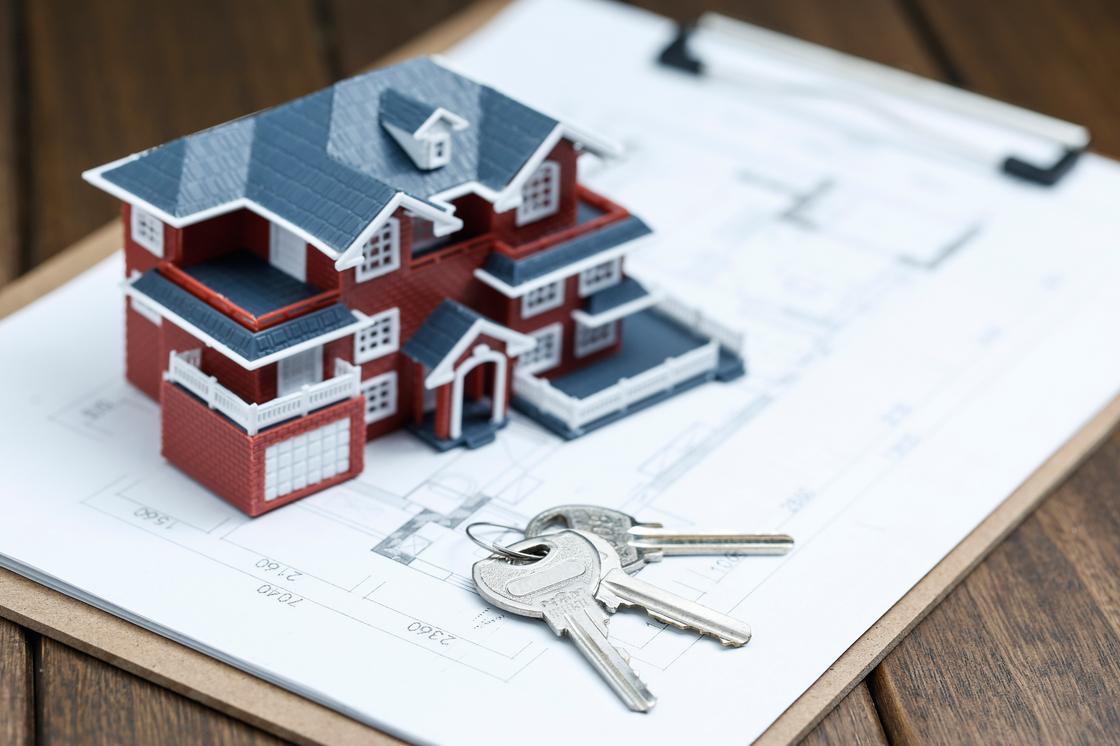 Модель дома стоит на договоре кредитования