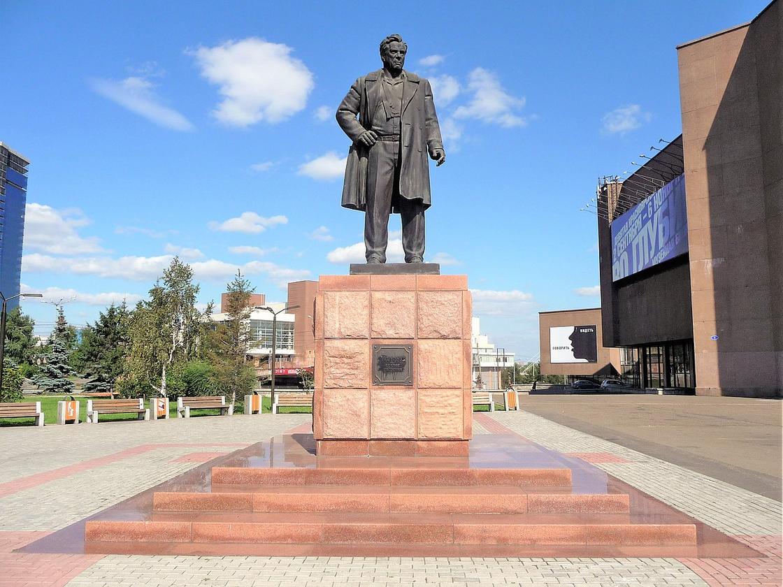 Фото памятника Астафьеву