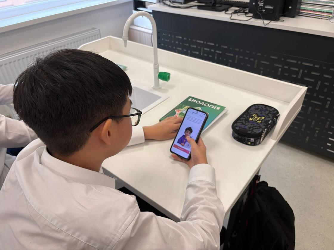 Школьник использует приложение