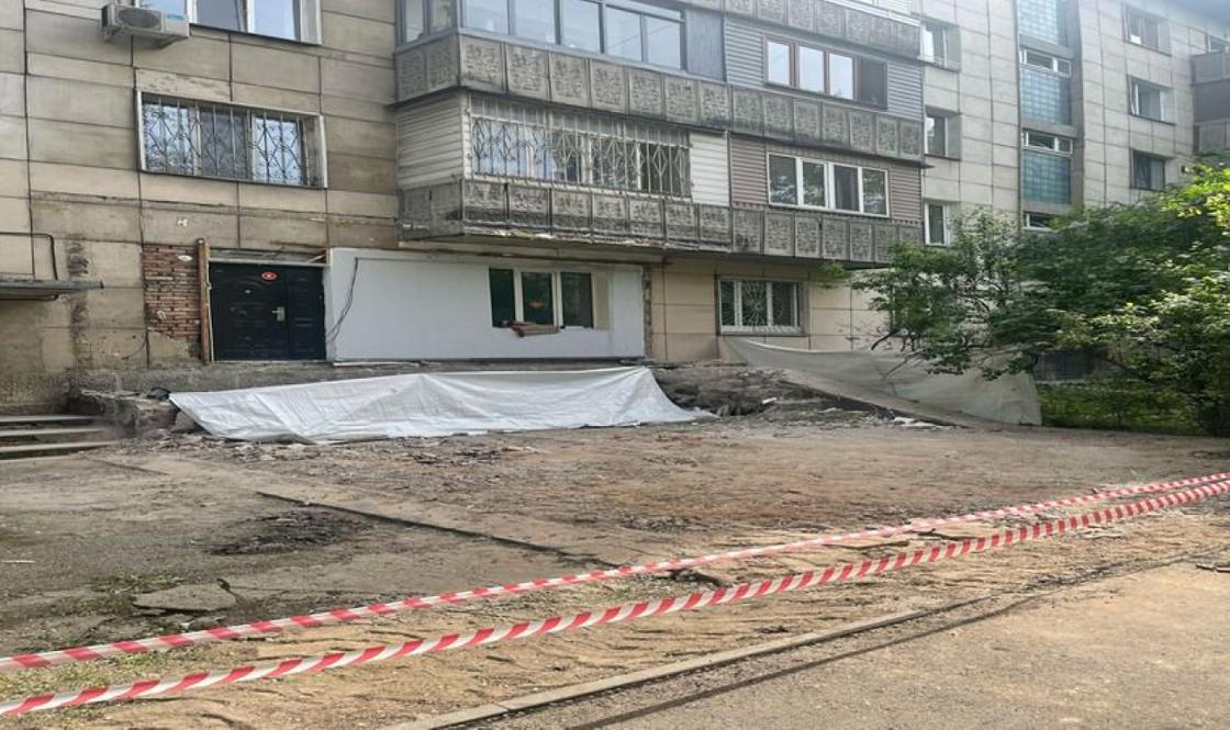 Снесли незаконную пристройку в Алматы Снесли незаконную пристройку в Алматы