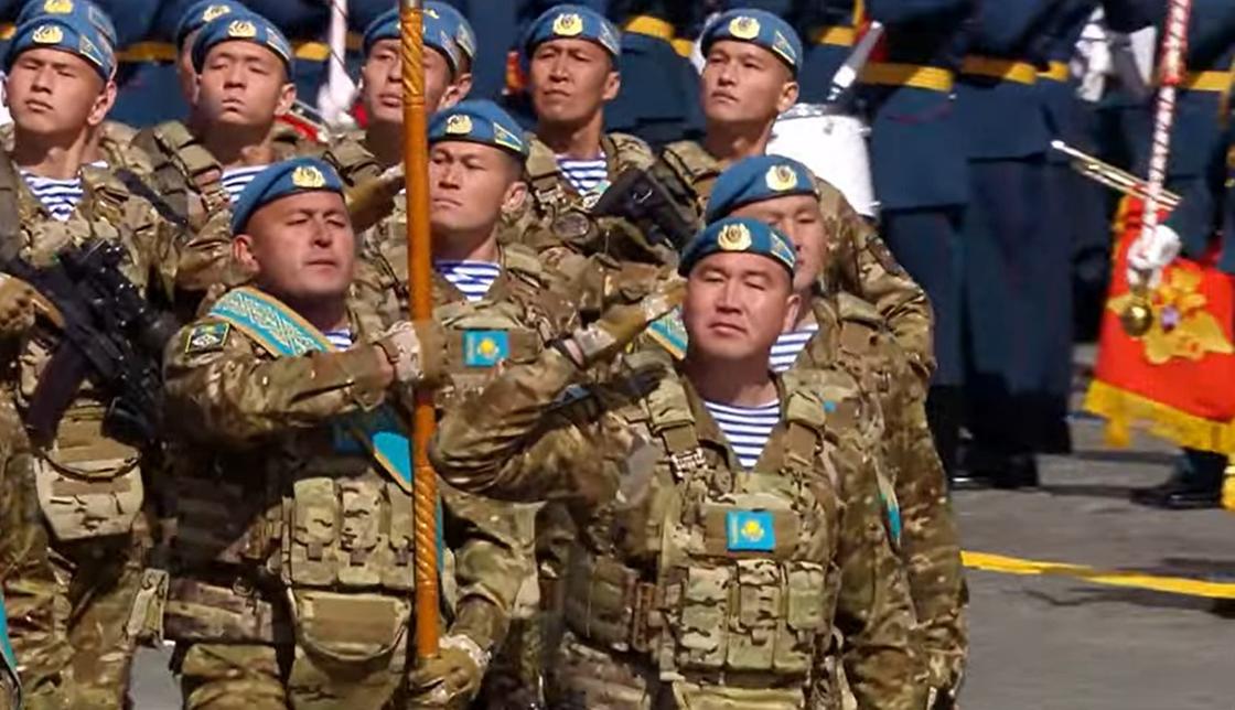 Казахстанские военнослужащие на параде в Москве