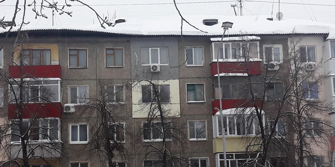 Крыша многоэтажного дома обрушилась в Уральске из-за снега