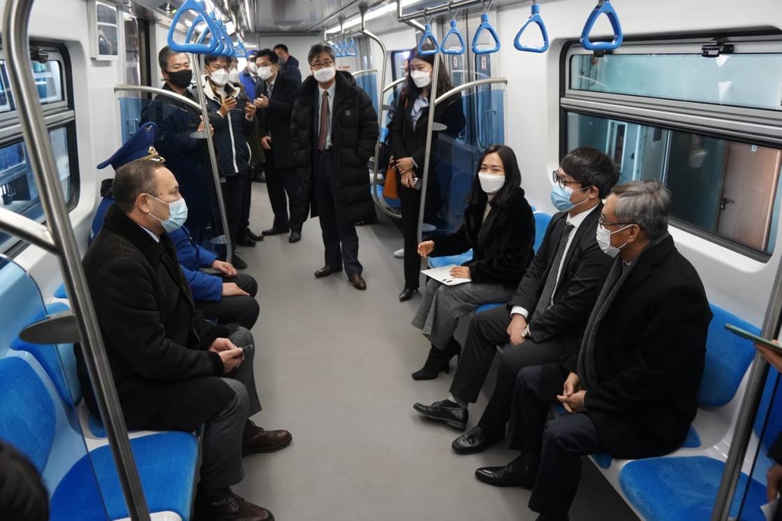 Люди сидят в вагоне метро