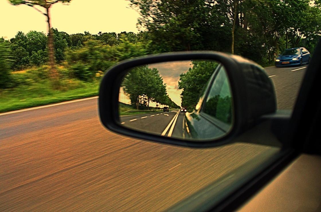 Правое боковое зеркало в автомобиле