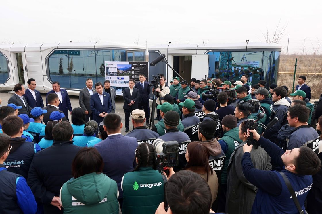 Встреча с общественностью в конгресс-холле Туркестана