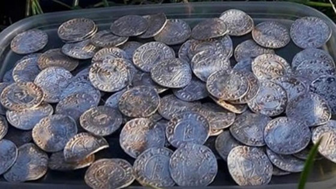 Искатели сокровищ нашли крупнейший клад древних монет в Великобритании