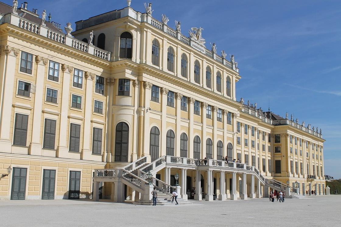 Задний фасад дворца Шёнбрунн в Вене
