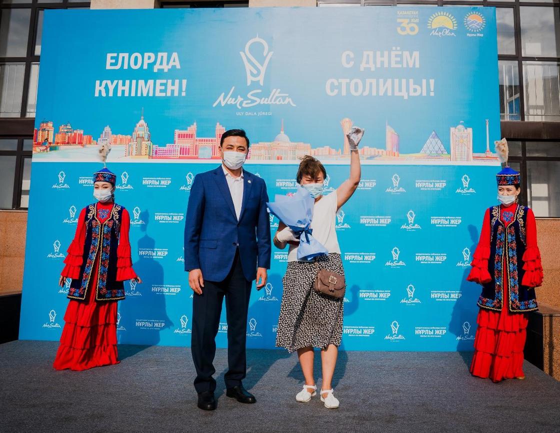 Алтай Кульгинов стоит рядом с женщиной