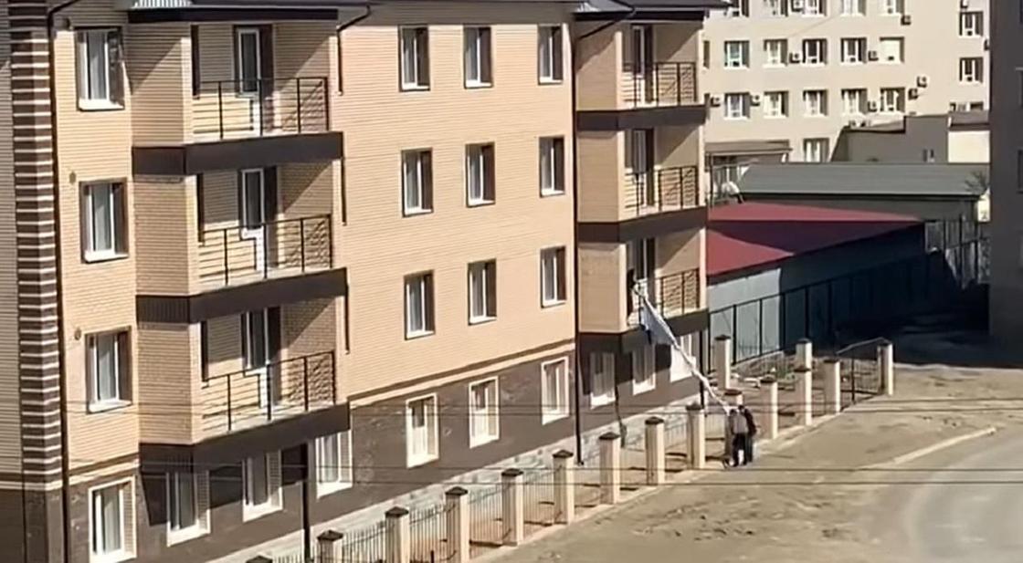 Передачу по простыне изолированному контактному сняли на видео в Атырау Передачу по простыне изолированному контактному сняли на видео в Атырау