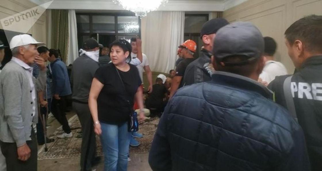 Следы крови видны на фото из дома Атамбаева, где была стрельба