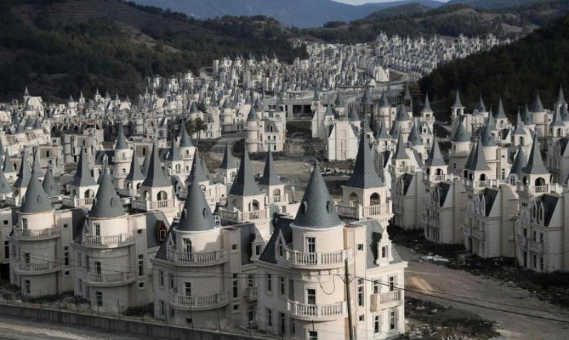 В Турции почти построили деревню с 732 замками, но застройщик обанкротился