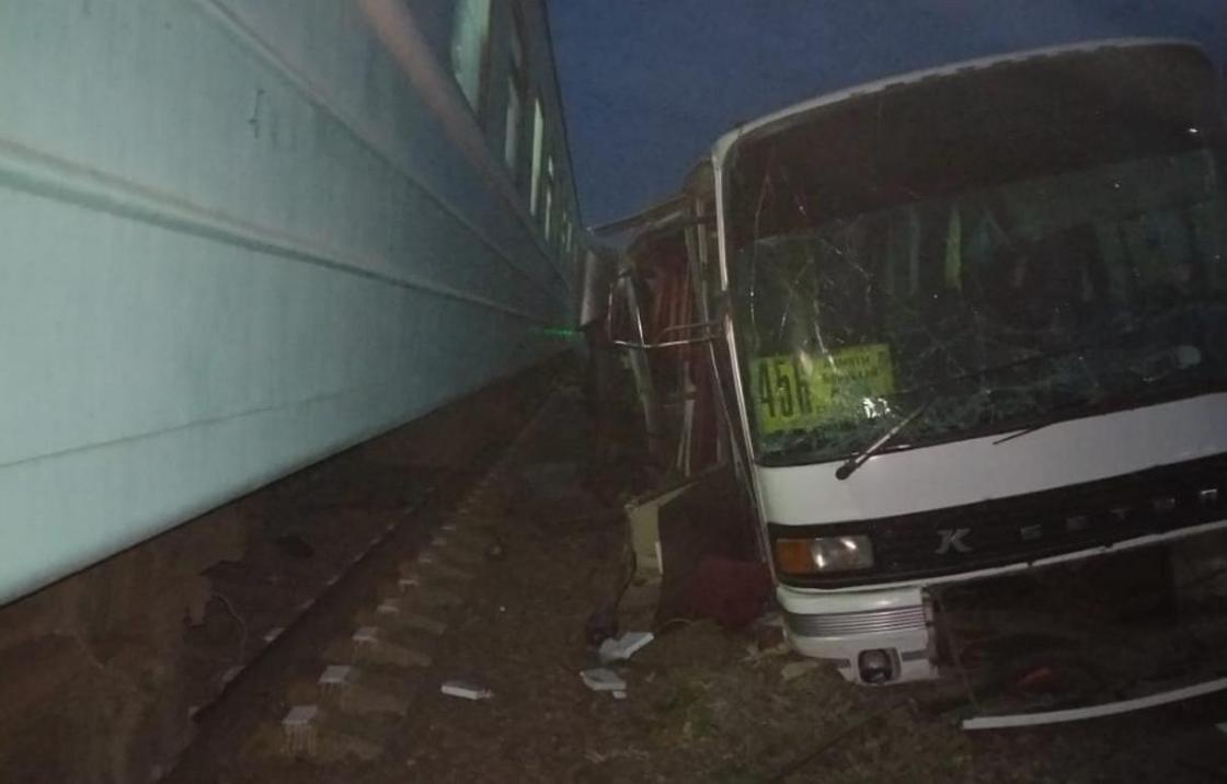Водитель автобуса погиб в аварии с поездом близ Шамалгана