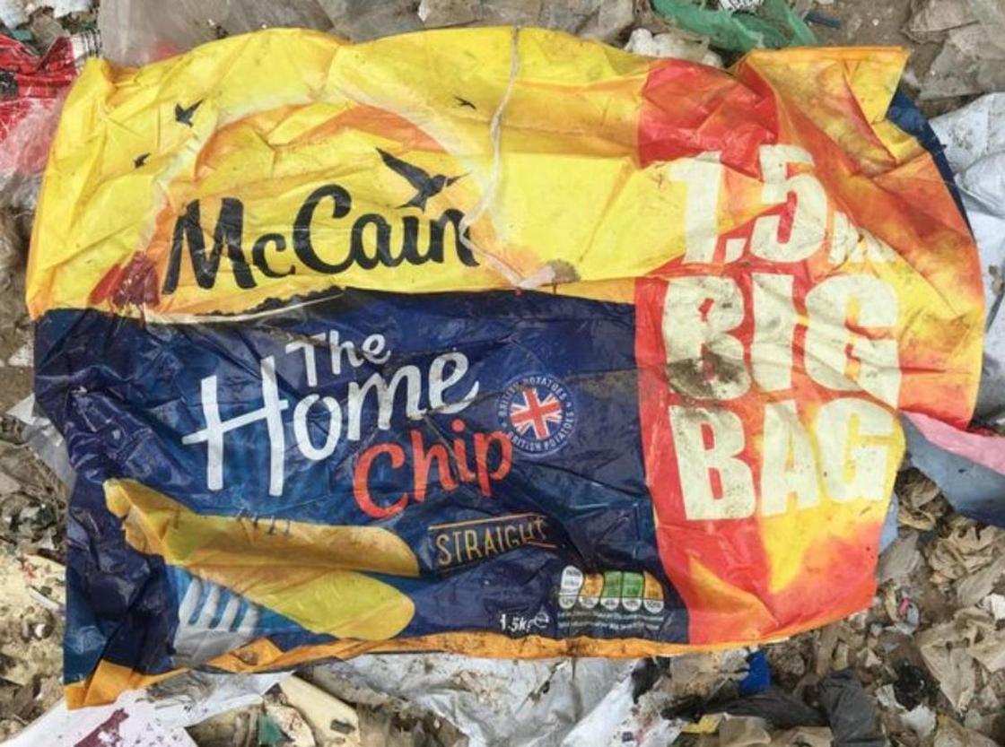 Горы мусора из отправленного на "переработку" британского пластика обнаружены в Малайзии (фото)