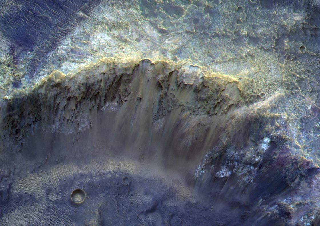 Кратер близ равнины Эллада на Марсе