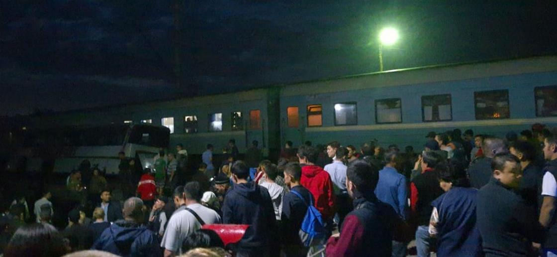 Женщина и 2 ребенка пострадали в аварии с поездом в Алматинской области