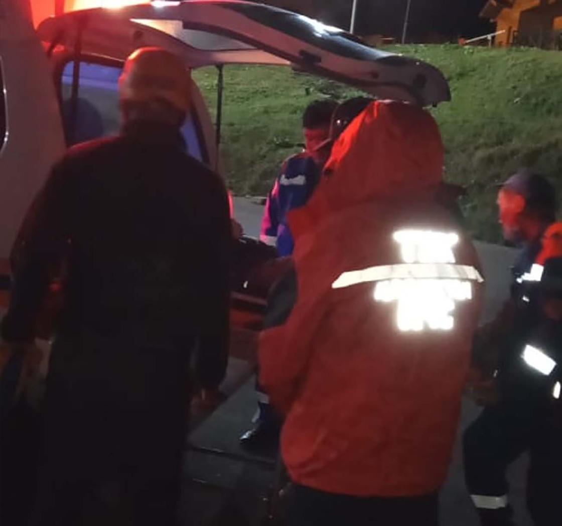 Спасатели загружают носилки с пострадавшим в машину