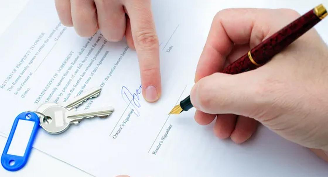 Ручка в руке, документ, ключи