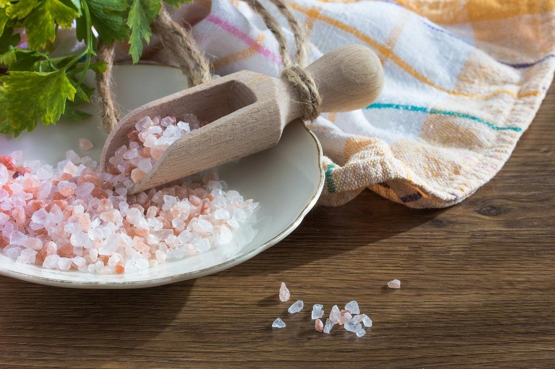 "Вас за это судить надо": астанчане продают краденную соль Розового озера