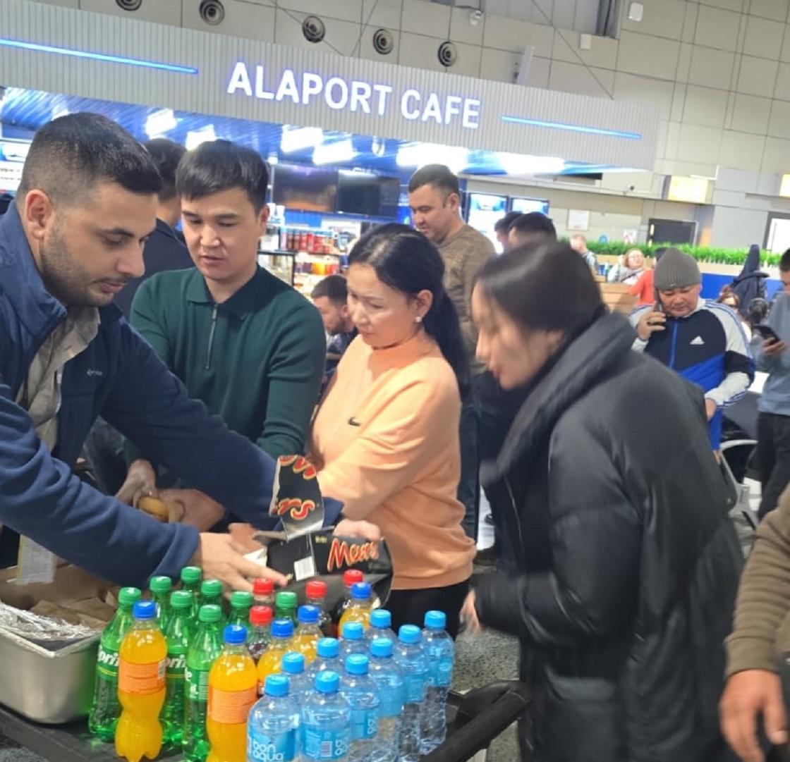 Раздача напитков в аэропорту