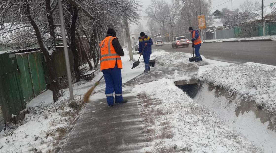 Как борются с последствиями снегопада в Алматы (фото)