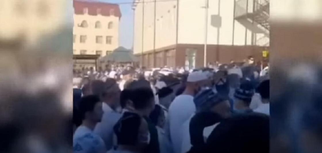 800 человек пришли на похороны религиозного деятеля в Туркестанской области, несмотря на коронавирус