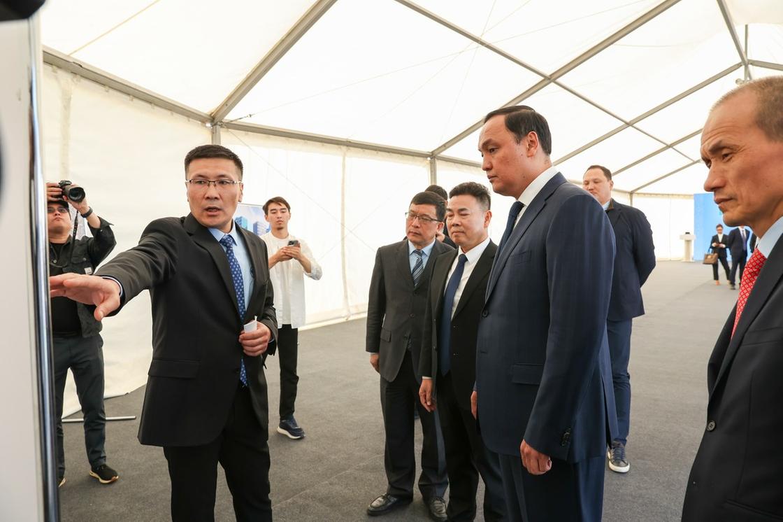 Ербол Карашукеев на церемонии запуска строительства металлургического завода Ербол Карашукеев на церемонии запуска строительства металлургического завода