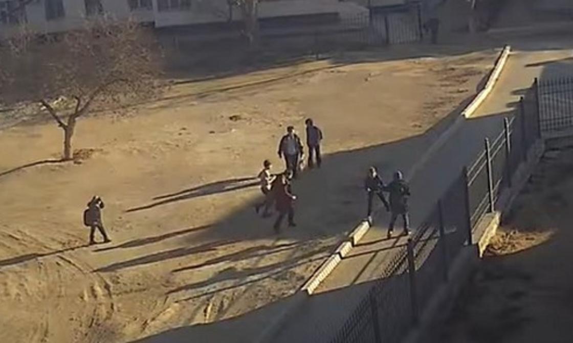 Школьники напали на пятиклассницу и ее младшего брата в Актау