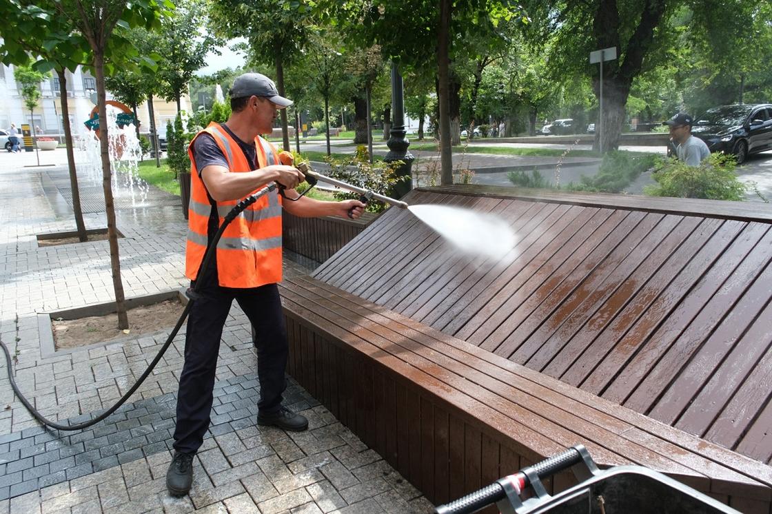 Мойка скамеек в парке