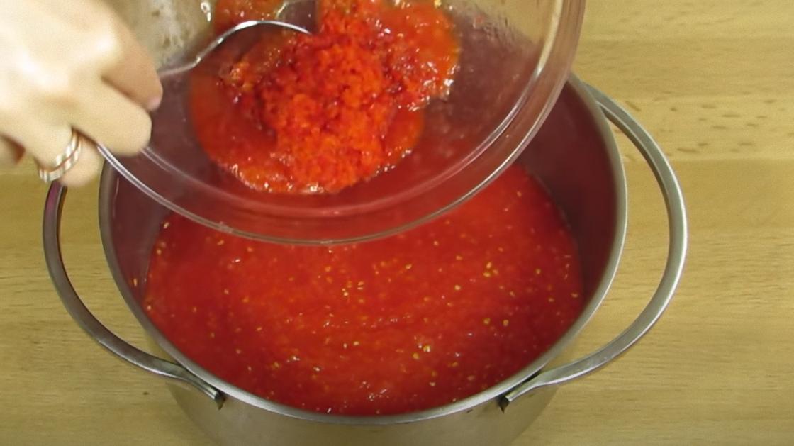 В кастрюле перекрученные томаты и добавляют перемолотый перец
