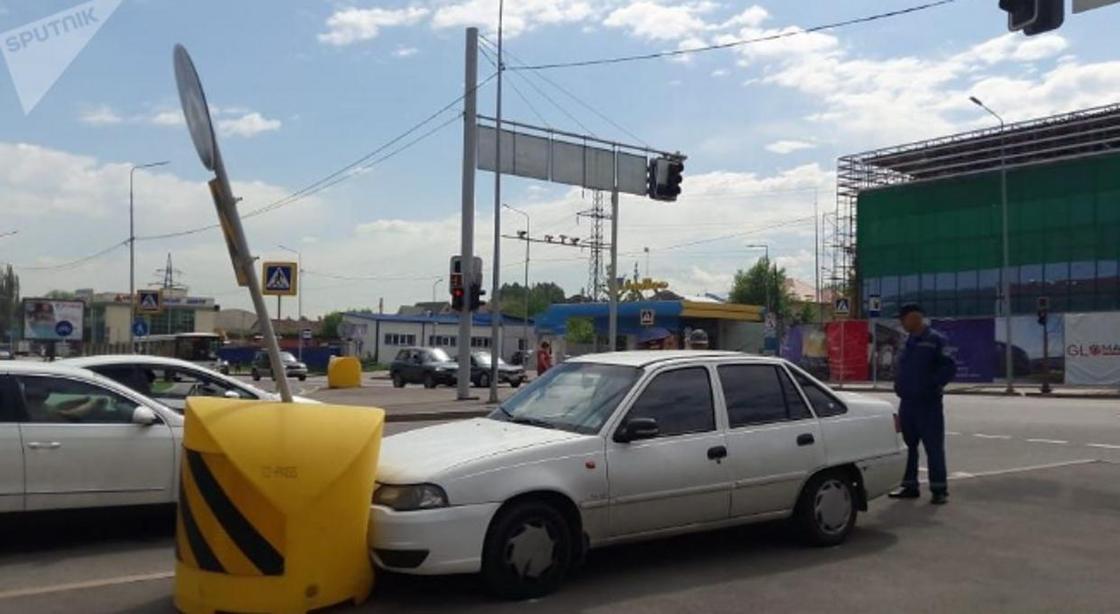 Водитель врезался в знак из-за сердечного приступа и скончался в Алматы (фото)