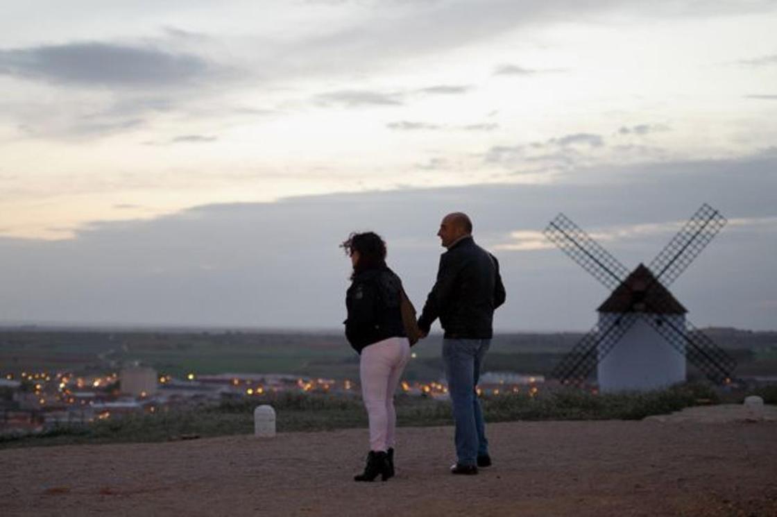"Караваны любви" объезжают испанские села в поисках одиноких мужчин