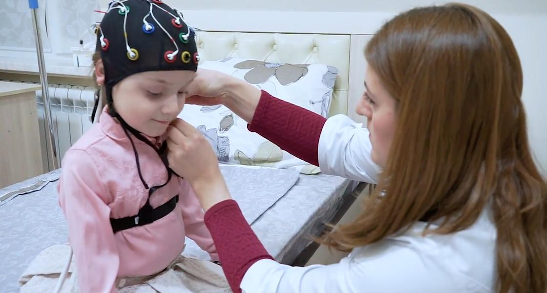 ЭЭГ делают ребенку ЭЭГ делают ребенку
