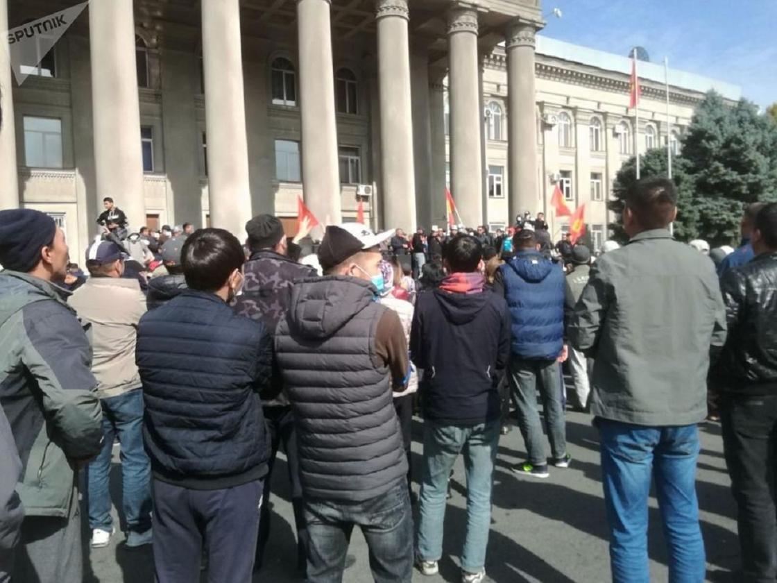 Сторонники Жапарова собрались перед Домом правительства в Бишкеке