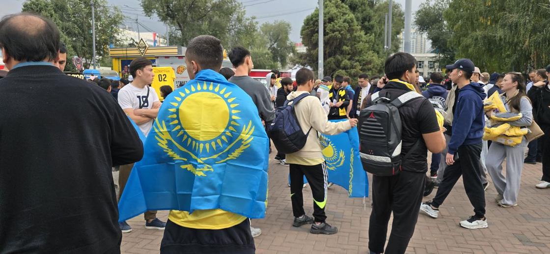 Оның юбкасының астынан кисканың суреті