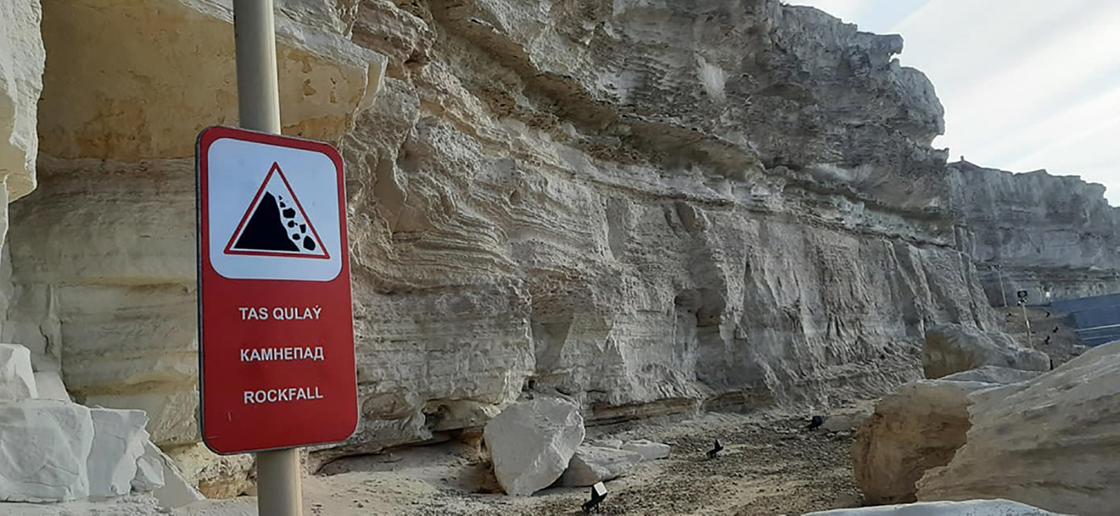 Знак "Камнепад" на фоне скал