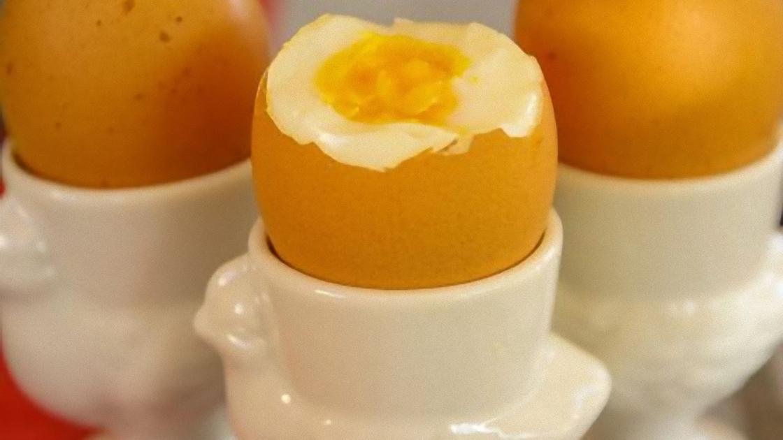 Яйца в подставках и одно с открытым желтком